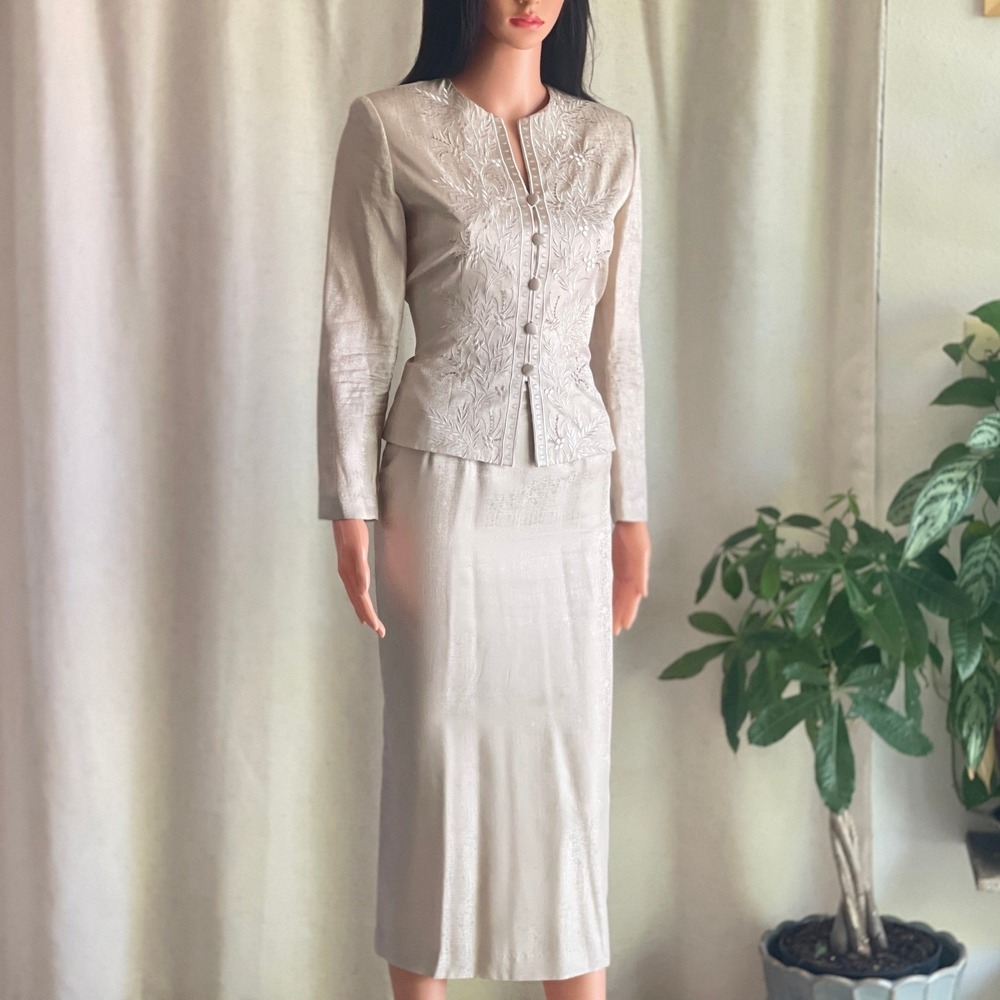 Vtg 90s Papell Petites Cream 100% Silk Embroidered Skirt Suit Set Size 4P Formal